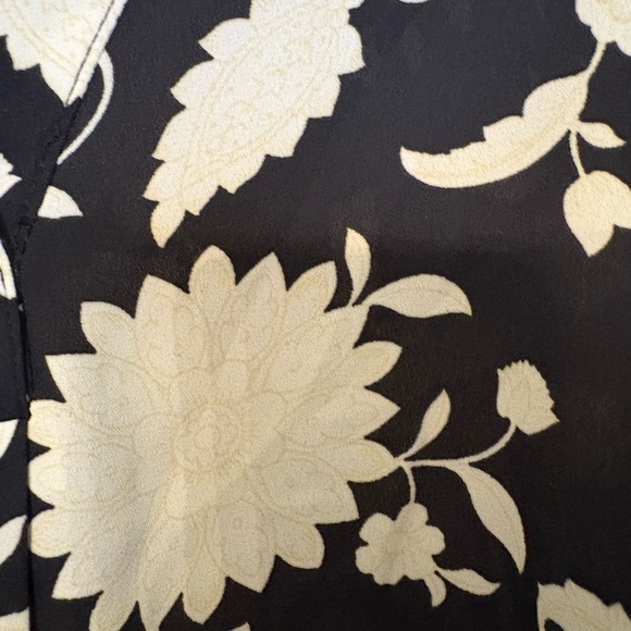 Anne Taylor navy, tan and white floral blouse - Picture 3 of 3